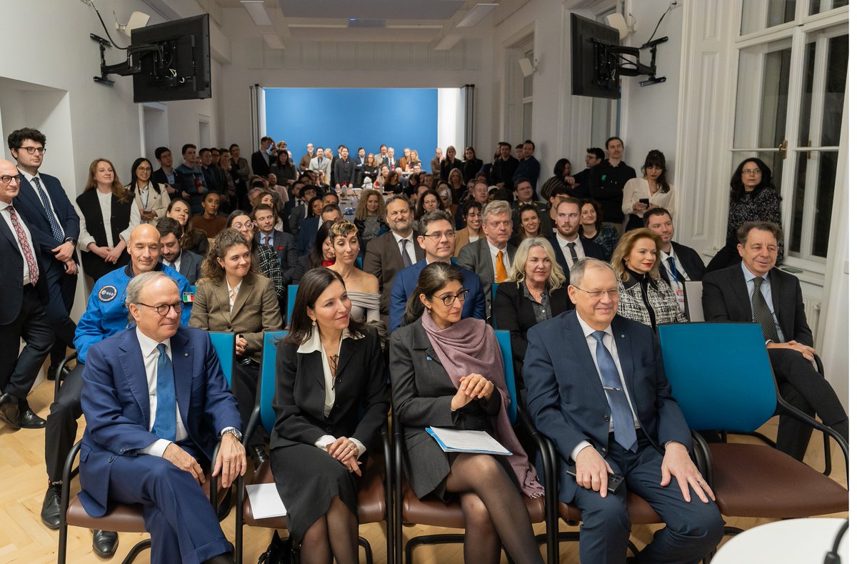 Italy in Austria (@italyinaustria) on Twitter photo 🚀 "Innovazione Bellezza Ispirazione" Celebriamo il ruolo dell'🇮🇹 nel design spaziale con la mostra #DesignSpazialeItaliano curata da <a href="/ADOMINONI/">annalisa dominoni</a> & <a href="/beeeo/">benedetto quaquaro</a>, con l'astronauta <a href="/astro_luca/">Luca Parmitano</a>, la Direttrice @unoosa, <a href="/Prada/">PRADA</a>.
Co-organizzato dall'Ambasciata con <a href="/ItalyUN_Vienna/">Italy UN Vienna</a> e <a href="/ESPIspace/">European Space Policy Institute (ESPI)</a>. 🚀 "Innovazione Bellezza Ispirazione" Celebriamo il ruolo dell'🇮🇹 nel design spaziale con la mostra #DesignSpazialeItaliano curata da <a href="/ADOMINONI/">annalisa dominoni</a> & <a href="/beeeo/">benedetto quaquaro</a>, con l'astronauta <a href="/astro_luca/">Luca Parmitano</a>, la Direttrice @unoosa, <a href="/Prada/">PRADA</a>.
Co-organizzato dall'Ambasciata con <a href="/ItalyUN_Vienna/">Italy UN Vienna</a> e <a href="/ESPIspace/">European Space Policy Institute (ESPI)</a>.