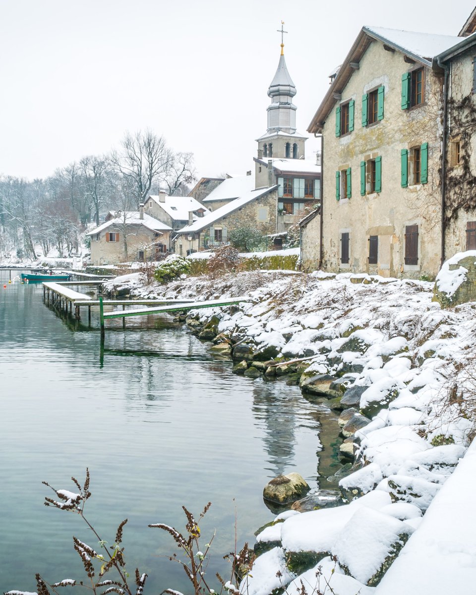❄️ Yvoire sous la neige, un véritable conte de fées hivernal ! 

Avec ses ruelles pavées, ses maisons médiévales et le lac Léman en toile de fond, c’est la destination idéale pour des vacances d’hiver féériques. 

#Yvoire #Hautesavoie #PlusBeauxVillagesDeFrance