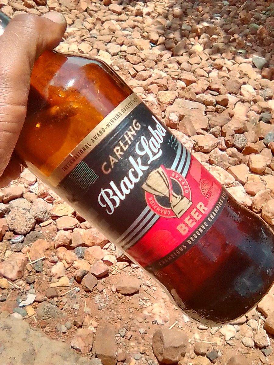 Godza_Sk's tweet photo. @blacklabelsa Only bottle A is the real #ChampionBeer, it has a trophy like mine. Bottle B does not have a trophy https://t.co/owxGndanb0