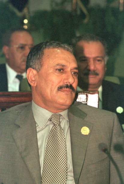 سيدي الرئيس،
أكتب لك رسالتي هذه من عدن المنطفئة…
عدن التي تشتاق إليك، وكل ما فيها يحنّ إلى عهدك.
لقد قطعوا الرواتب التي كنت تصرفها في اليوم السادس والعشرين من كل شهر.
المياه لم تعد تصل إلى كل منزل، لقد تحوّلت إلى زائر شهري، لا يأتي إلا مرة واحدة في الشهر لكل بيت.
أما الجوع، فقد