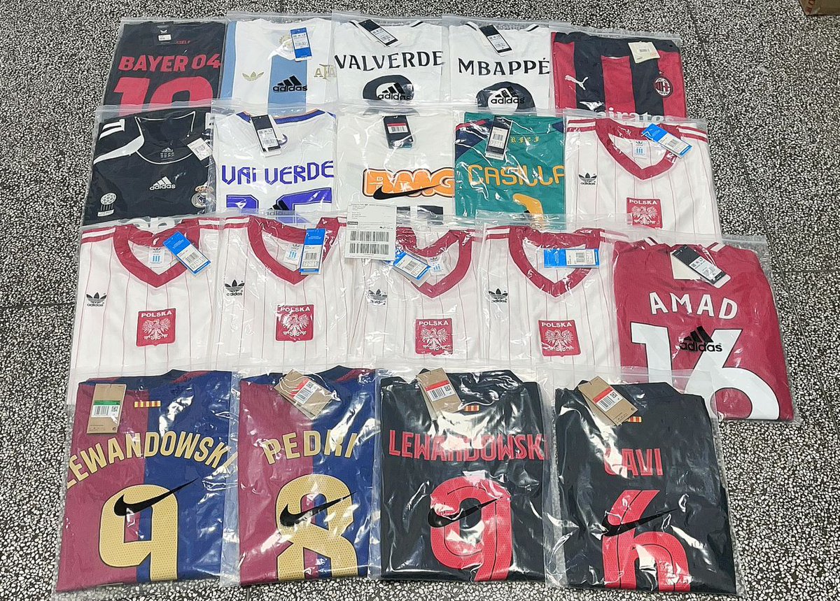 piotrekperz11's tweet photo. Olbrzym wylądował! 

Dziękuję Panie Cheng. Zamówione 15.01, przyszły 5.02.

59 koszulek!!!

#messi108 #messi109 #messi110 https://t.co/zVWjHMu8vp