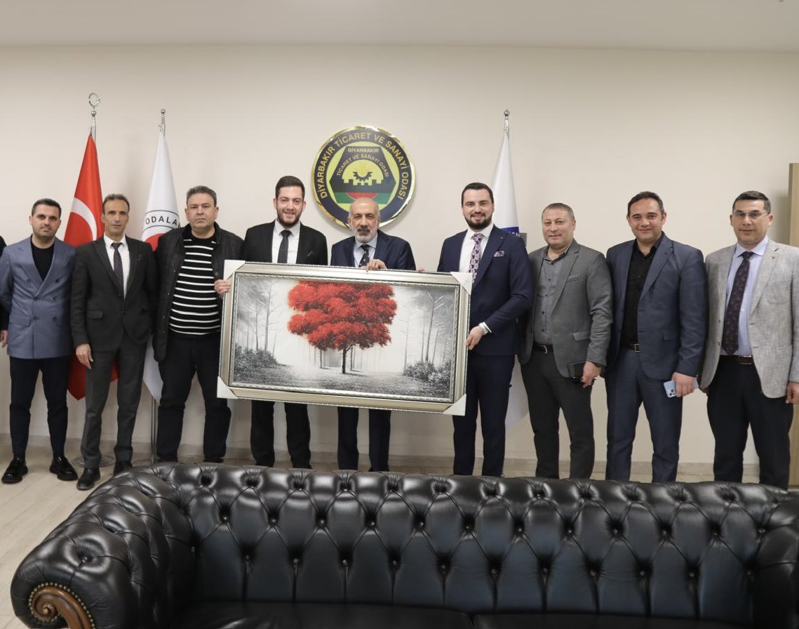21-25 Mayıs Tarihlerinde Diyarbakır’da gerçekleştireceğimiz “Diyarbakır Otomotiv Fuarı” için Diyarbakır Ticaret Odası Başkanı Sn. Mehmet Kaya’yı makamında ziyaret ettik. Başkanımıza desteklerinden dolayı teşekkür ederiz.
