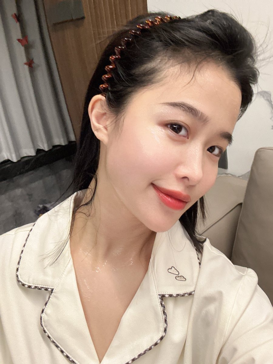 lequester233's tweet photo. 美女跟大家说晚上好 #面膜女 Day 38 https://t.co/qdNvW7nwGt
