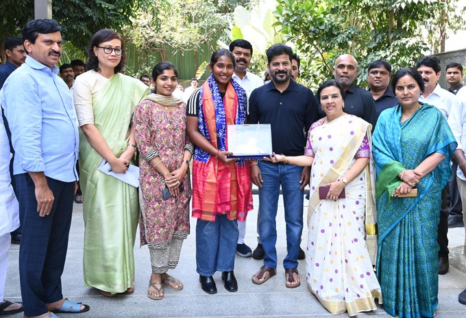Deccan 24x7 (@deccan24x7) on Twitter photo 🏏 CM <a href="/revanth_anumula/">Revanth Reddy</a> honors U-19 star Gongadi Trisha with ₹1 Cr for her stellar performance! ₹10L each for Dhruthi, Nushin & Shalini. 👏🔥 #Telangana #WomenInCricket #RevanthReddy 🏏 CM <a href="/revanth_anumula/">Revanth Reddy</a> honors U-19 star Gongadi Trisha with ₹1 Cr for her stellar performance! ₹10L each for Dhruthi, Nushin & Shalini. 👏🔥 #Telangana #WomenInCricket #RevanthReddy