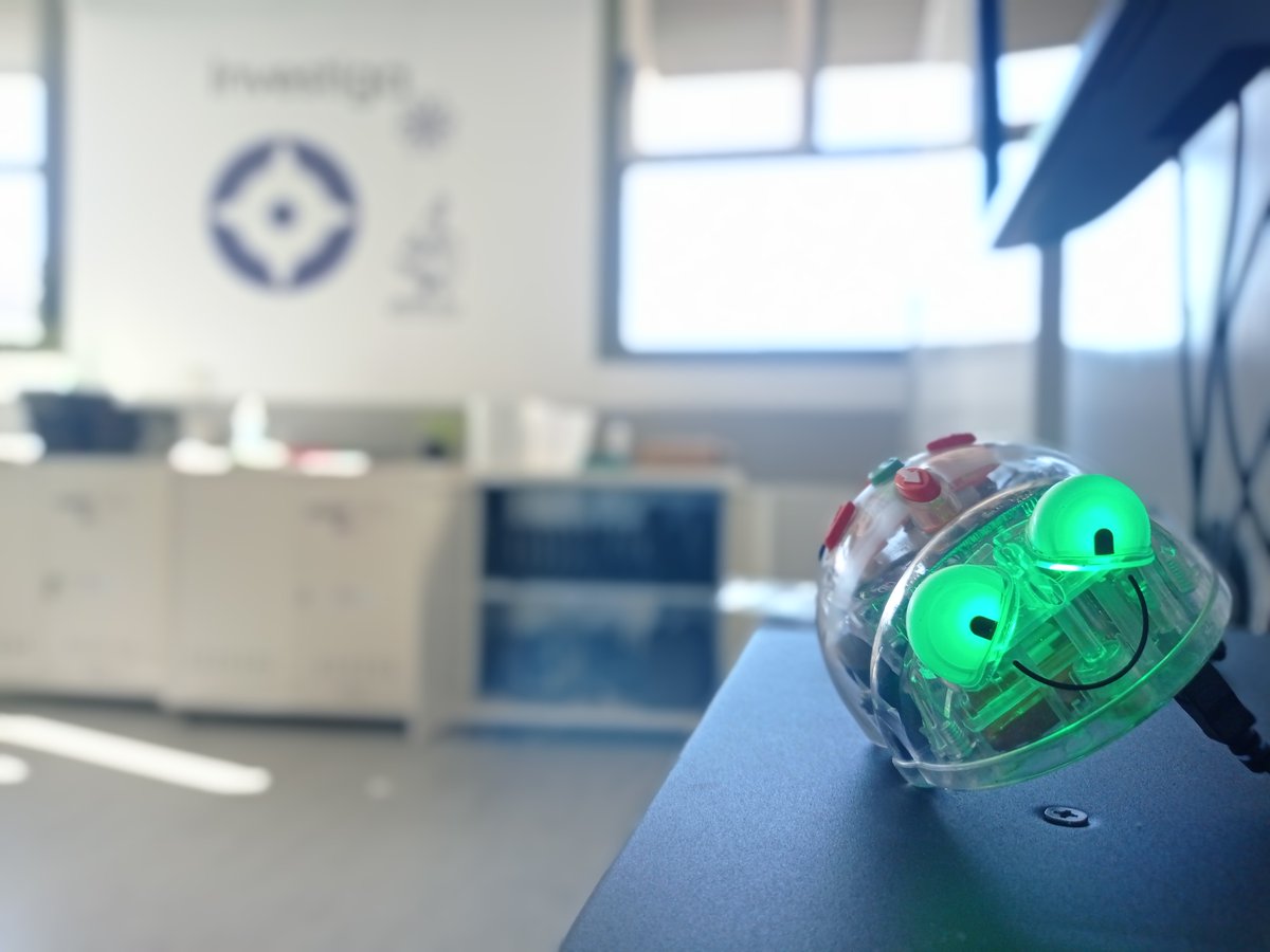 RoboDigEdu's tweet image. &quot;Caricamento in corso&quot;

Cargando las pilas del #bluebot para realizar actividades de robótica de suelo en el colegio Alejandro Rubio, Guadalix de la Sierra.

#CodigoEscuela4_0_Madrid 
#IF_CMadrid