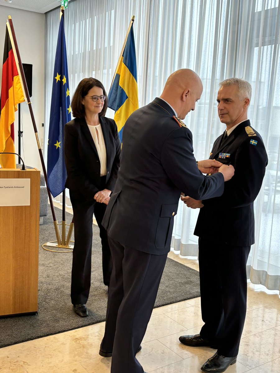 Christina Beinhoff (@germanambswe) on Twitter photo A great honor to welcome Lt. General Ingo Gerhartz, 🇩🇪 Chief of <a href="/Team_Luftwaffe/">Team Luftwaffe</a> and award Major General Jonas Wikman, Inspector General of 🇸🇪<a href="/flygvapnet/">Flygvapnet</a>, the Gold Cross of Honour of the #Bundeswehr. Thank you for your outstanding contributions to the 🇩🇪🇸🇪 military partnership. A great honor to welcome Lt. General Ingo Gerhartz, 🇩🇪 Chief of <a href="/Team_Luftwaffe/">Team Luftwaffe</a> and award Major General Jonas Wikman, Inspector General of 🇸🇪<a href="/flygvapnet/">Flygvapnet</a>, the Gold Cross of Honour of the #Bundeswehr. Thank you for your outstanding contributions to the 🇩🇪🇸🇪 military partnership.