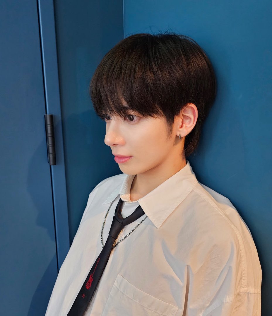 최장신 집사형아와 
팀 내 쬬꼬미 텬냥이.

8센치 차이나는 형아가 찍는 시선은 늘 귀엽고 사랑스러운 막둥이아기고영임.

피사체는 거짓말을 못합니다.
찍는 사람의 시선이 고스란히 담기기 때문이죠.

신뢰즈 예뻐요🥹🥹