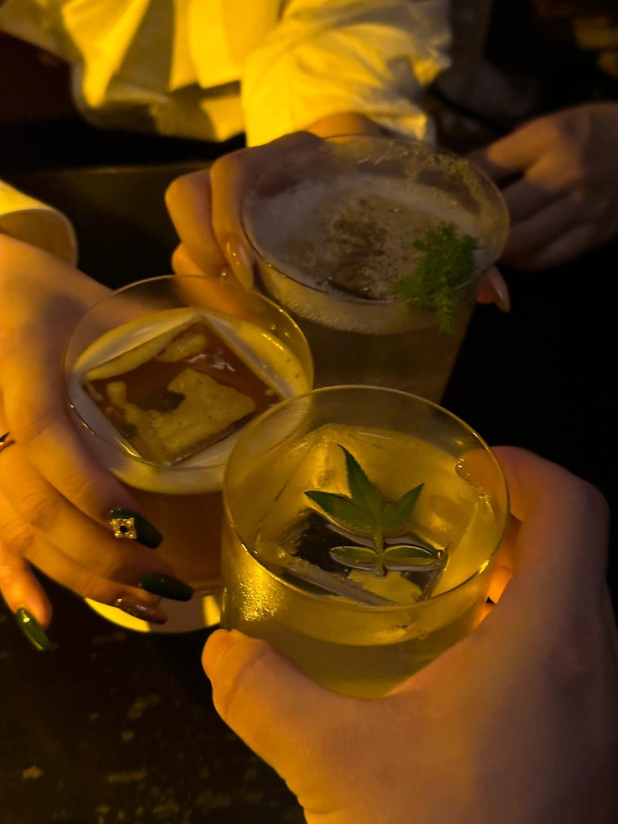 短い集まりで、ほろ酔い気分がいいです。酒は人を酔わせません、友情は最も人を酔わせます。🍻😊