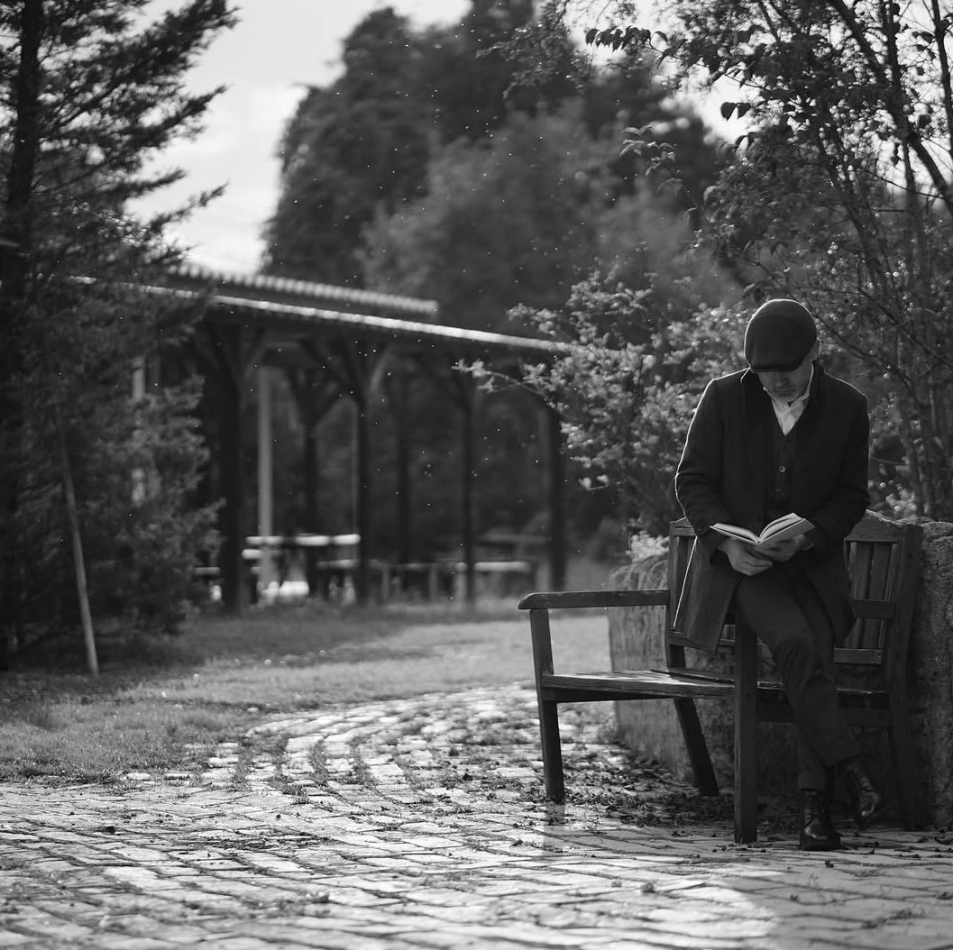 愚かな人ほど「現状維持」を好む
賢い人ほど「変化」を好む

愚かな人ほど「他人」が気になる
賢い人ほど「白分軸」が気になる

愚かな人ほど「言い訳」の天才
賢い人ほど「言う前」に行動

愚かな人ほど「他者」に正解を求め
賢い人ほど「自分」で正解を作る