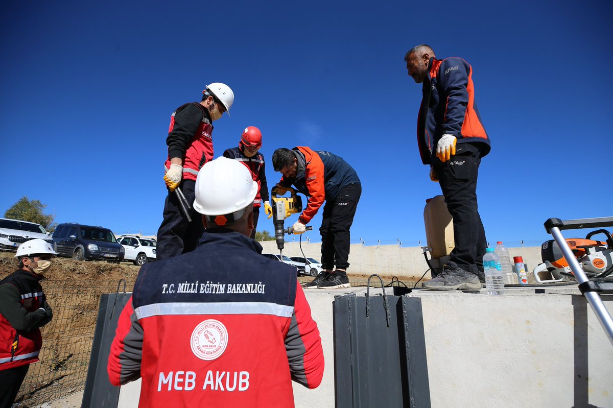 Zor Zamanların Tecrübeli Arama Kurtarma Ekibi MEB AKUB, Öğretmenlerin Liderliğinde Büyüyor

Kurulduğu günden bu yana afet bölgeleri başta olmak üzere ihtiyaç duyulan her alanda önemli görevler üstlenen Millî Eğitim Bakanlığı Arama Kurtarma Birimi (MEB AKUB) ekiplerinin üye