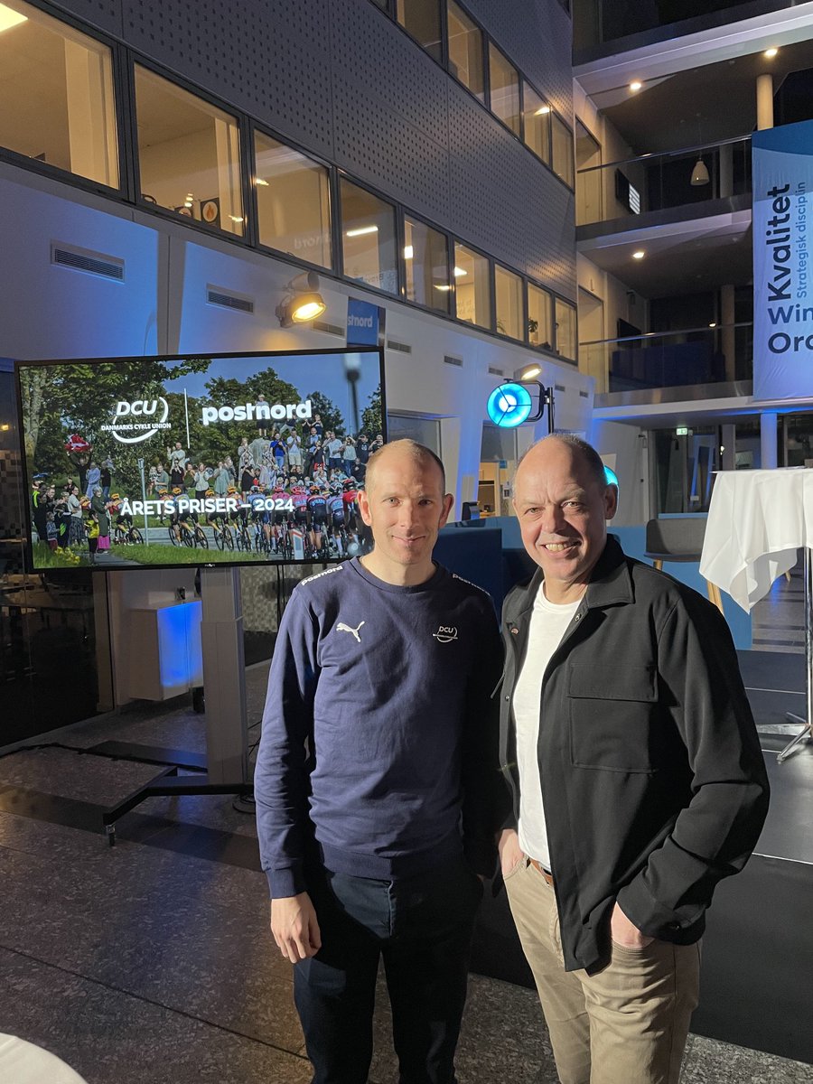 Peter Piil (@piilsport) on Twitter photo Det er i morgen, torsdag, at Michael Mørkøv fortæller om triumfer, styrt, skader, flid og strid fra karrieren på landevej og bane, samt om tankerne han har gjort sig som ny landstræner.
Det er hos Service Course ‘hjemme’ i Kokkedal kl. 19. Der er stadig enkelte billetter. Det er i morgen, torsdag, at Michael Mørkøv fortæller om triumfer, styrt, skader, flid og strid fra karrieren på landevej og bane, samt om tankerne han har gjort sig som ny landstræner.
Det er hos Service Course ‘hjemme’ i Kokkedal kl. 19. Der er stadig enkelte billetter.