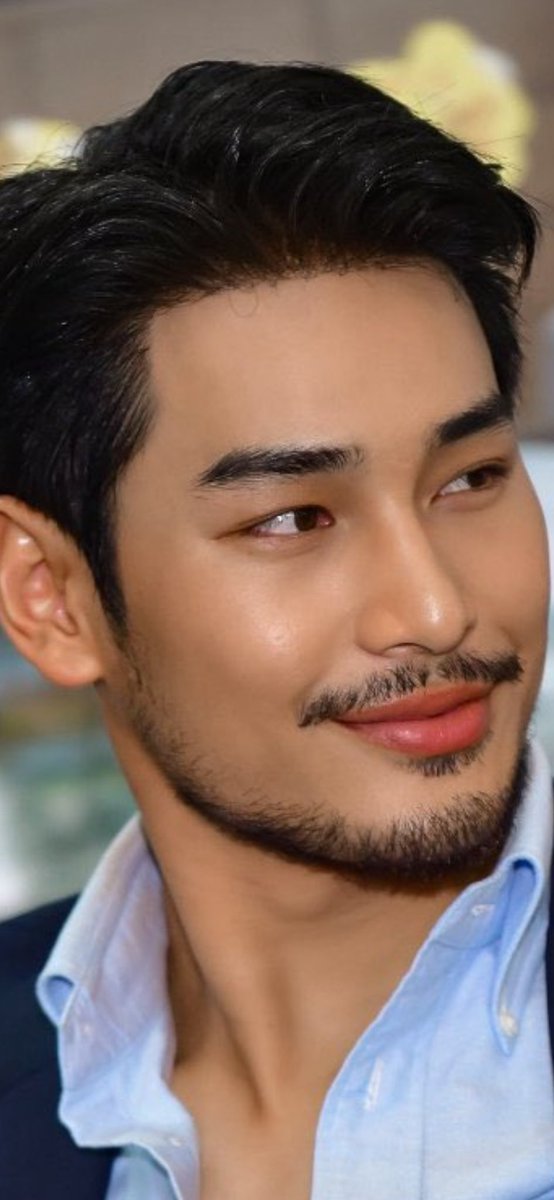 PhungulaSam's tweet photo. So Tee Yai was known as Thailand’s number one criminal with PERFECT APPEARANCE!!! Well that’s a 100/10 for the casting cause have yall seen the material 

#ApoNattawin #apocolleagues 
 #ทีไทยทีมันส์
#ตี๋ใหญ่ฤกษ์ดาวโจร https://t.co/slxesU8uEV