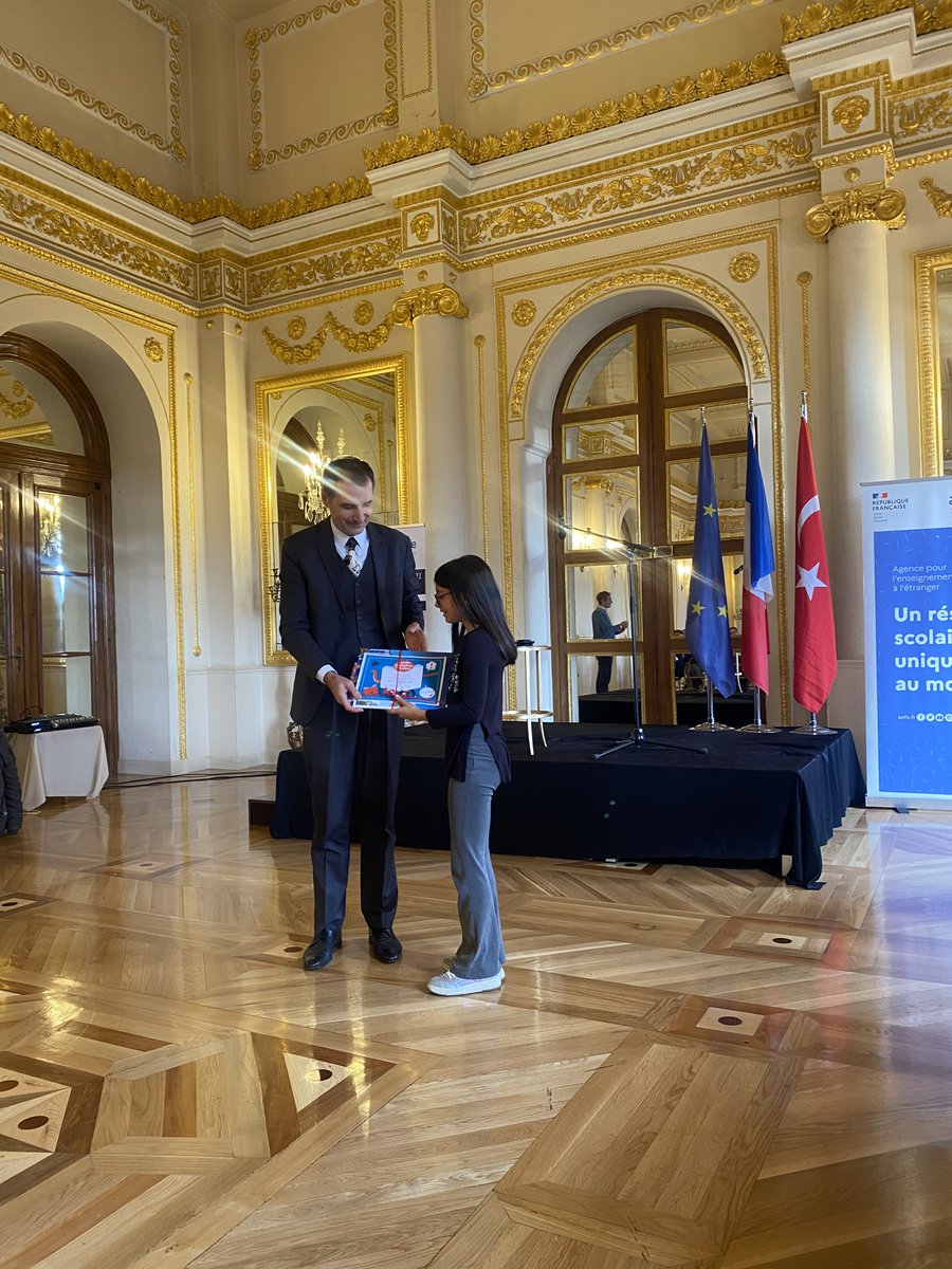 Les finalistes des "Petits champions de la lecture" des lycées Pierre Loti et Charles de Gaulle se sont retrouvés au Palais de France pour la Finale Pays, en présence de Mme la Consule générale de France. 
Bravo aux participants et aux 2 finalistes !
<a href="/aefeinfo/">AEFE</a>
<a href="/championlecture/">Les Petits champions de la lecture</a>