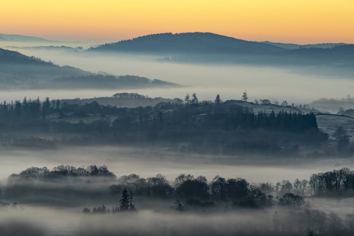 lakedistrictnpa's tweet photo. Today's #WowWednesday was captured by @SuperGios of low-lying mist blanketing the Langdales. 

Thank you for sharing Jonny! 📸

#lakedistrict #photography https://t.co/qS5d9tVl7c