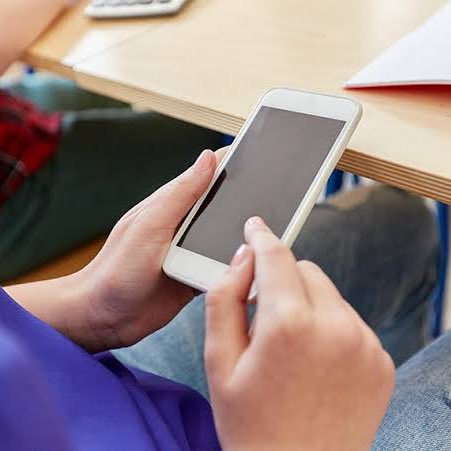 choquei's tweet photo. 🚨BRASIL: Petição contra veto de celular nas escolas do país atinge mais de 1,5 MILHÃO de assinaturas em uma semana. https://t.co/r1213YlSHh