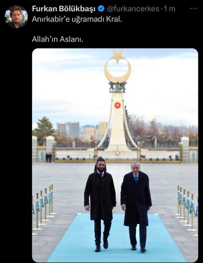 Anıtkabir’e Anırkabir diyen bu aktroll ne yaparsa yapsın asla göz altına alınmıyor. Bunun her paylaşımı halkın bir kısmını kin ve nefrete teşvik ediyor, her paylaşımı provokasyon içeriyor. Bu şahısa neden kimse dokunamıyor?