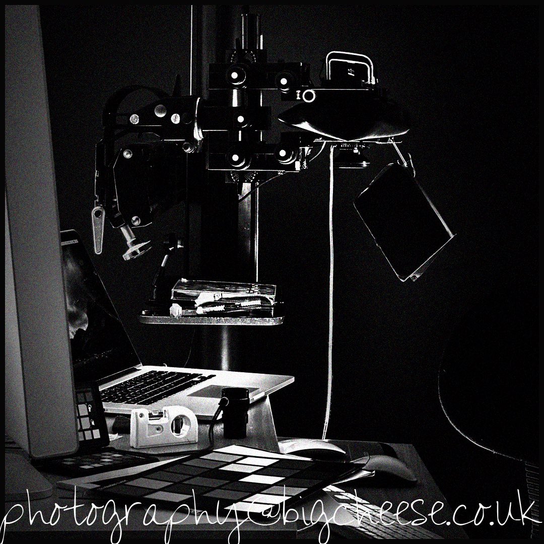 bigcheesephoto's tweet photo. Hello! I thought the accidental light spilling onto the camera etc in this quick BTS from last week looked quite cool. (I’m easily amused!)

#behindthescenes
#studiophotography 
#advertisingphotography
#fineartreproduction
#websitephotography https://t.co/sXuhwT3mEL