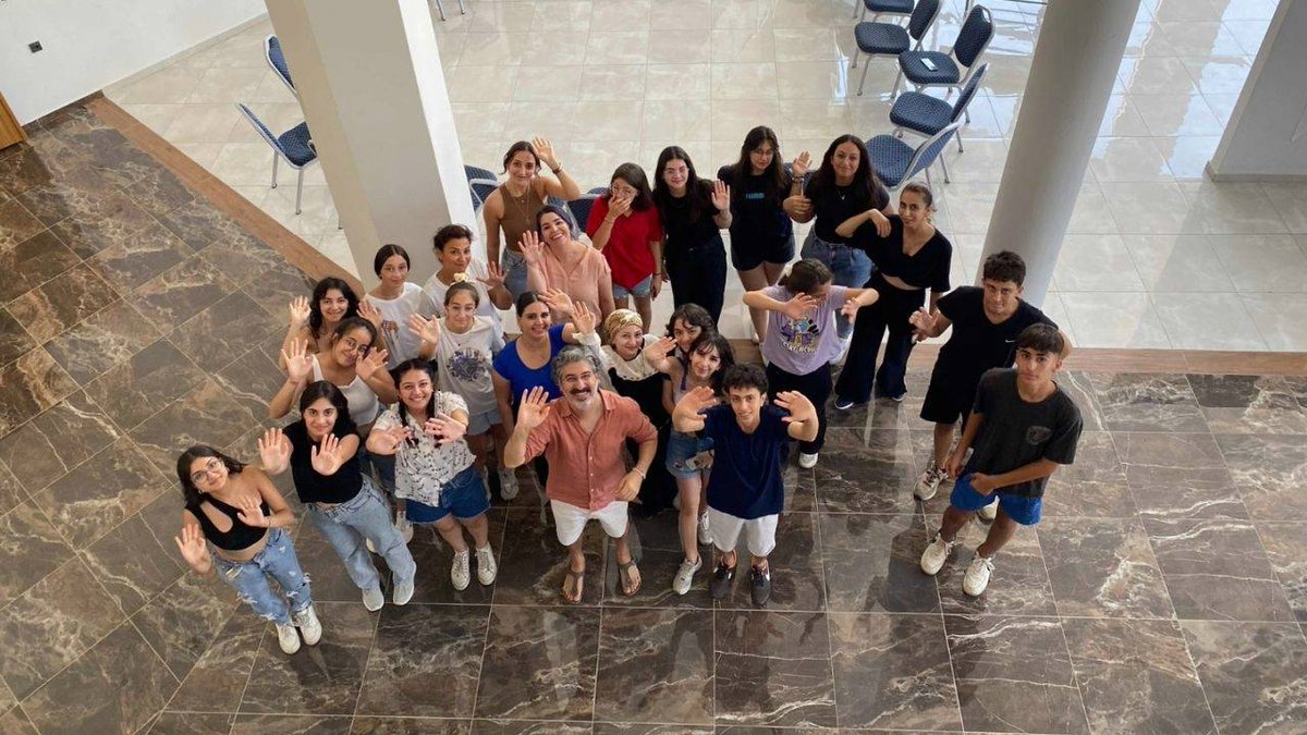 #6Şubat'ın ikinci yılında, depremden etkilenen genç sanatçıların işlerini biraraya getiren Biz Hâlâ Buradayız sergisini, Sevda Avcu ve Sonel Balkan ile sergiyi konuşuyoruz.

#Podcast: apacikradyo.com.tr/digerkam/biz-h… 🎙️