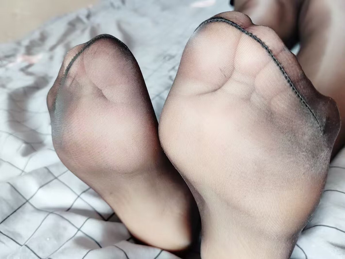 最近合作的小姐姐 来着河南上班族 会用心的为你穿好你定的袜子