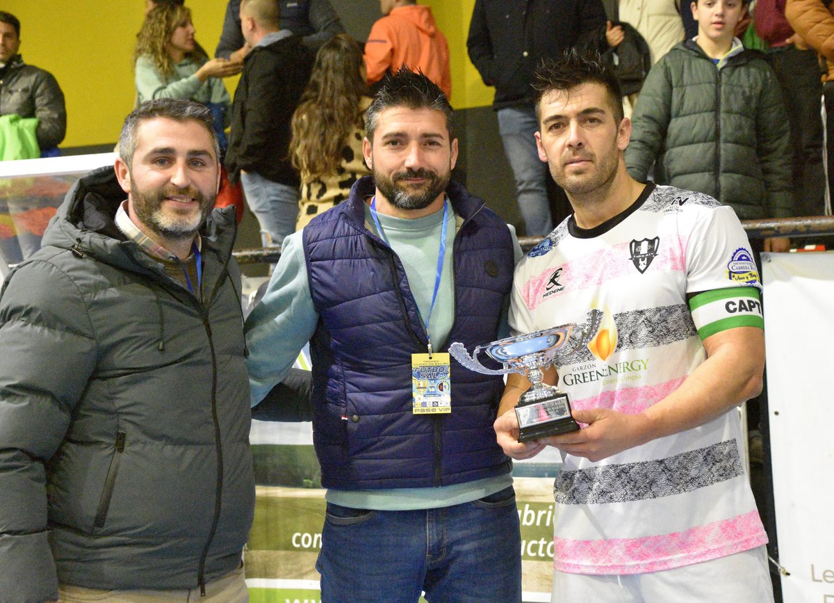 DavidCuadrado3's tweet photo. @Bailen2008_FS Gran Fiesta del F.Sala la vivida ayer en nuestro pueblo, gracias @JaenFS  por el esfuerzo y  por estar siempre apoyando a los club más humildes de la provincia y sobre todo a su increíble entrenador @danirodriguezfs
Mucha suerte para la recta final de la temporada! https://t.co/EmJp5h2dPF