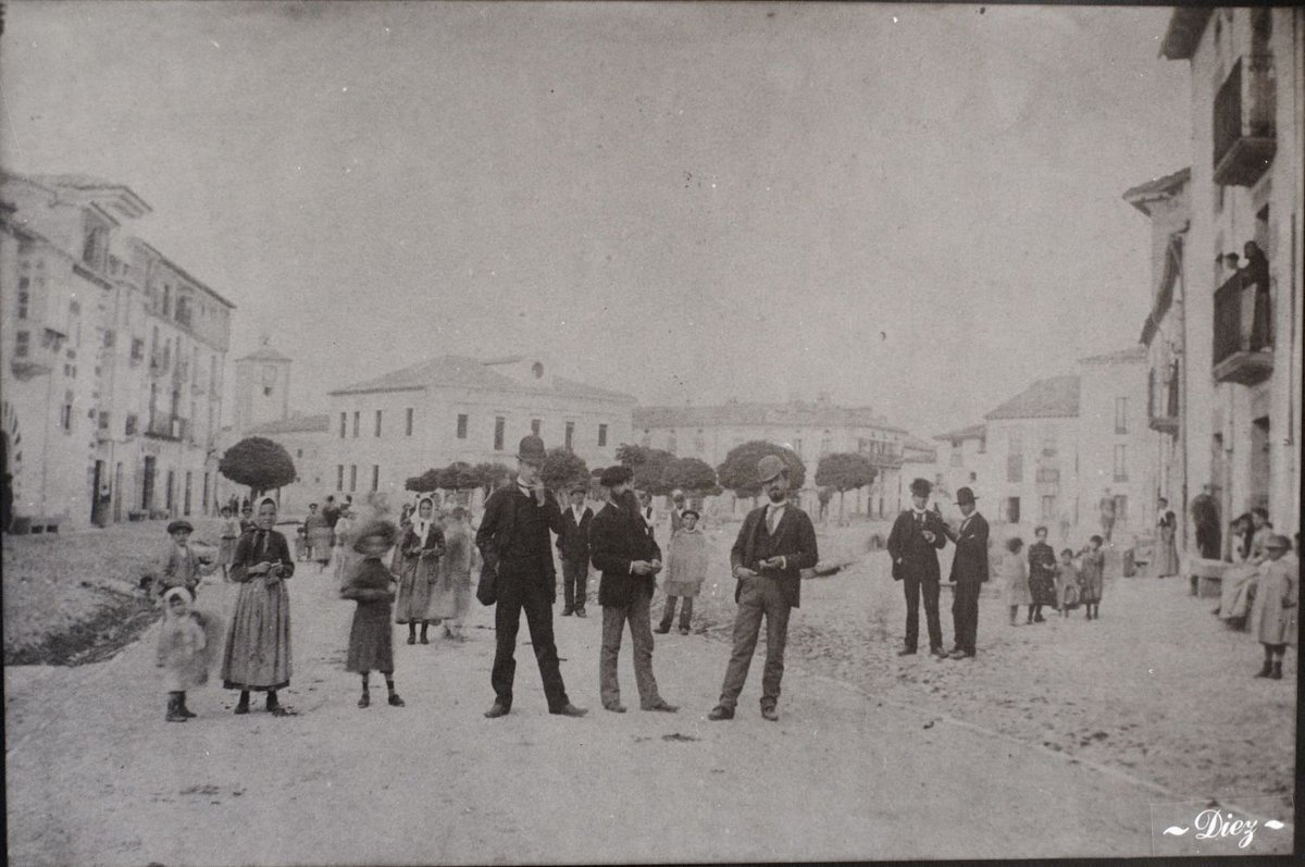 Plaza Mayor de Villarcayo con el nuevo ayuntamiento al fondo inaugurado en ese mismo año de 1898

📸arcgis.com