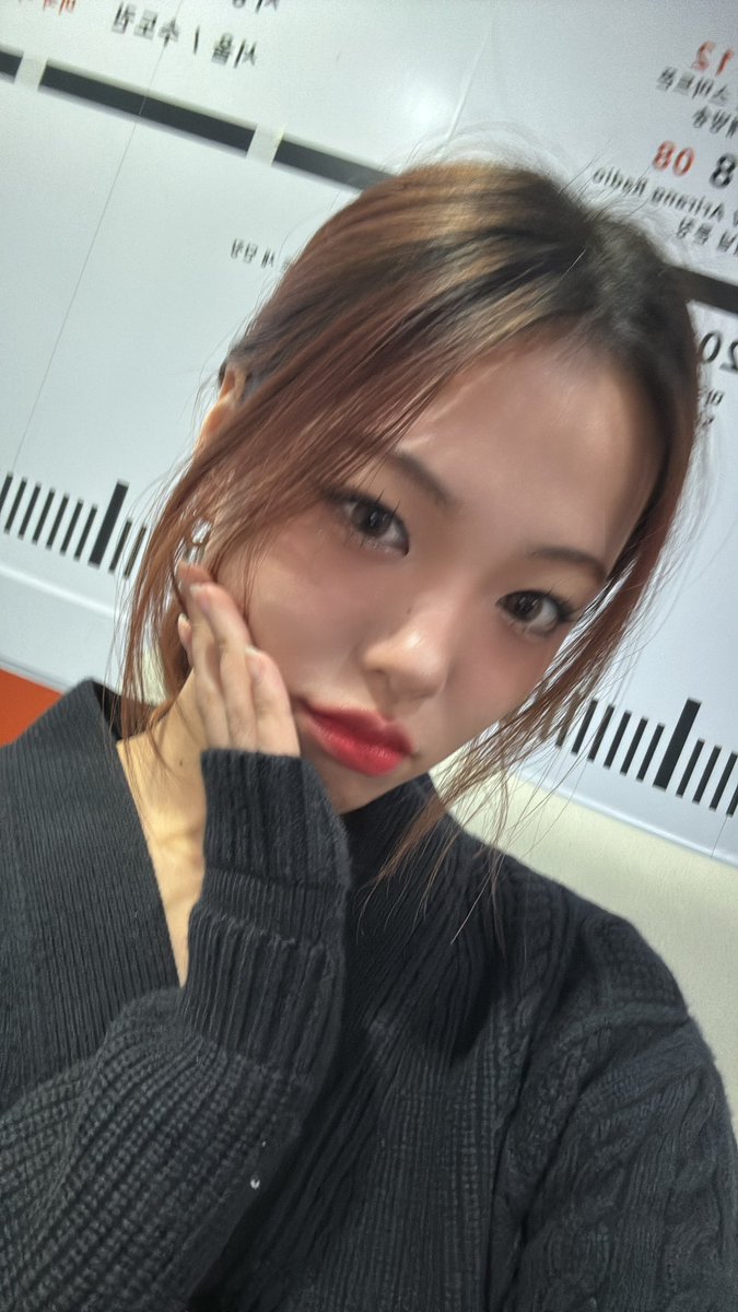 offclLapillus's tweet image. #SHOWITOFF

잠시 후 오후 9시, &amp;lt;Radio'n Us&amp;gt; 에 라필루스 유에가 출연합니다.

#Lapillus #라필루스 #Yue #유에