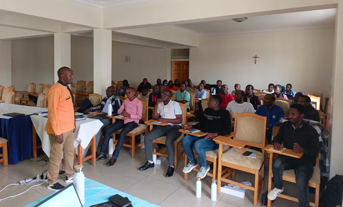 REMA_Rwanda's tweet photo. REMA has launched two weeks of training on environment, climate change &amp; waste management for chemistry teachers nationwide. 

The program began with a two-day session in @RwandaNorth, training 40 teachers from 5 districts on environmental protection and school waste management. https://t.co/LoS7zvh9Ex