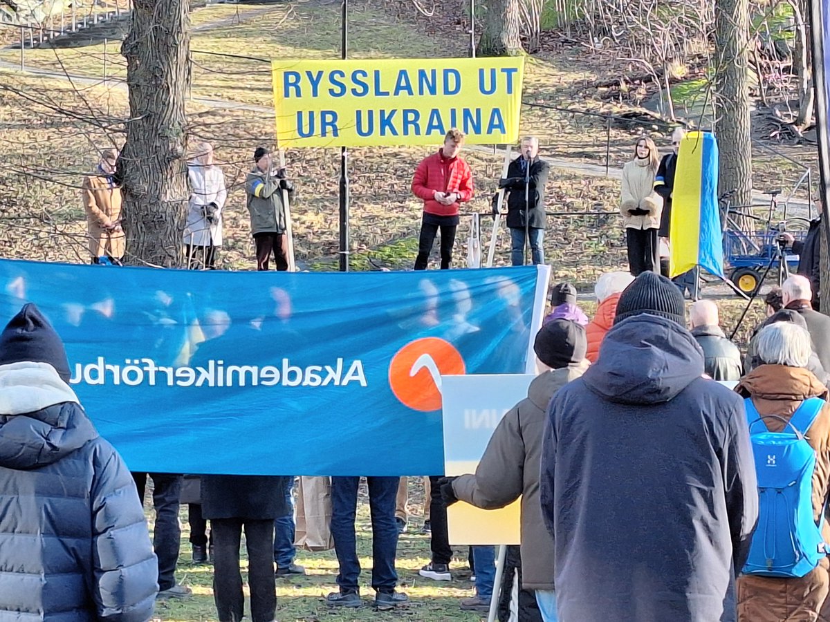 Dagens manifestation mot Rysslands krig i #Ukraina inleds med en tyst minut för offren i Örebro. #svpolitik
