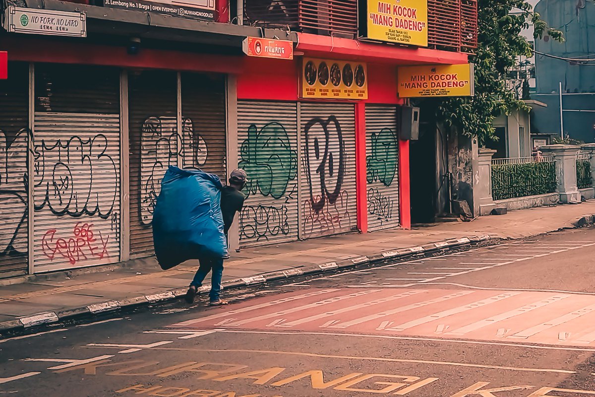 andika74's tweet photo. Some days are really heavy, but you have to survive.
#streetphotography
#cityphotography #cityscape #dailyphotography #imaginatones #toneception #lightroomindonesia #madewithlightroom #Indonesia_photography #explorebandung #bandung https://t.co/vnonnDymd1