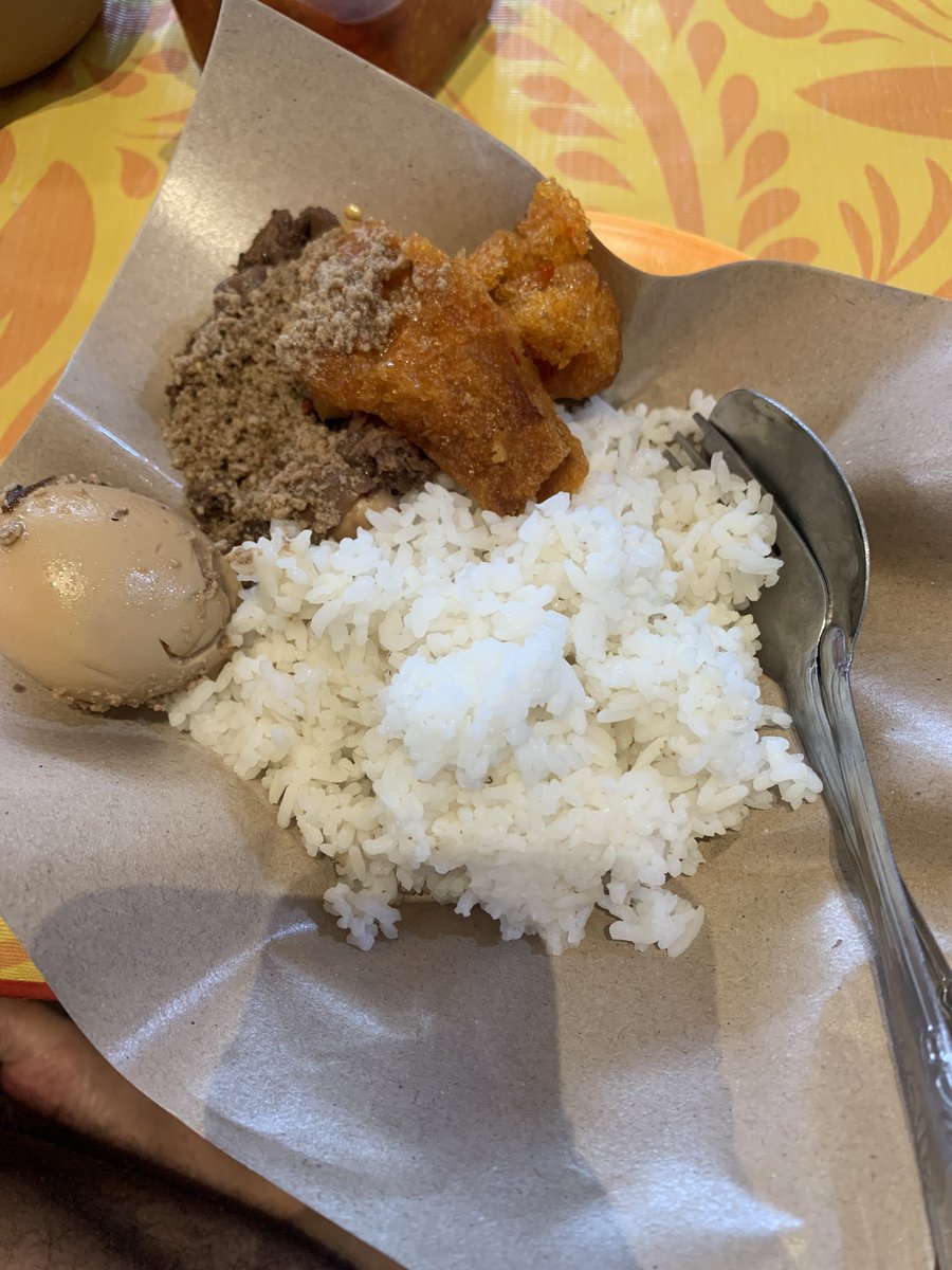 Beli nasi gudeg ditempat wisata jogja, udah dikit mahal lagi. Jujur tapi enak pol dan mending ini 20ribu dari pada gultik😂