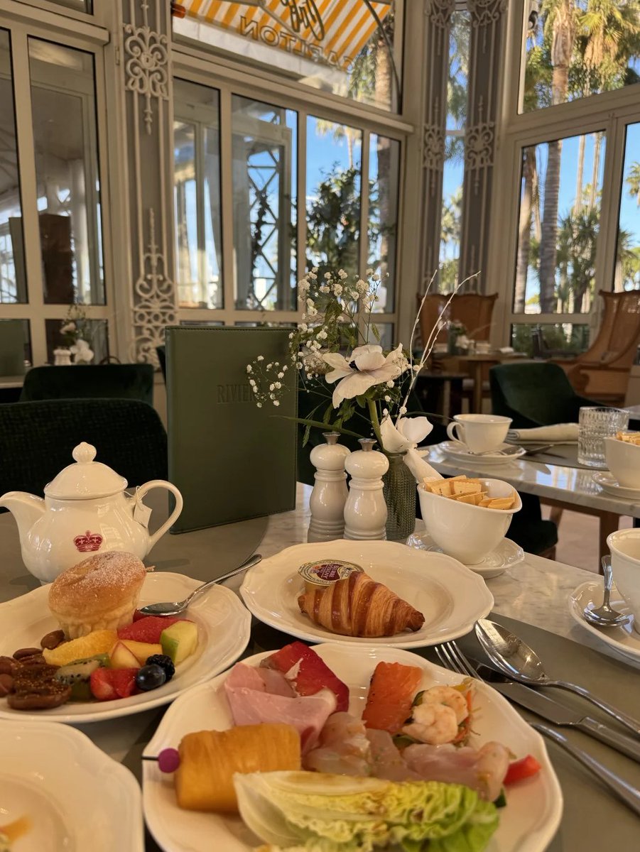 Milly_zoneXX's tweet image. I feel that the hotel breakfast is getting more and more thoughtful, but I was really surprised by the St. Regis. Breakfast is a la carte, but you can order as much as you want. I recommend the Chinese breakfast set and waffles.