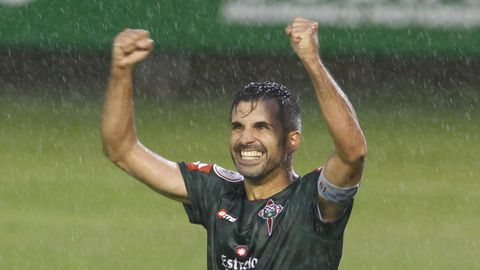 fdpracingferrol's tweet photo. Os vamos a pedir algo y sabemos que no vais a fallarnos. Desde este partido y hasta que acabe la temporada, pase lo que pase, en cada partido que juguemos en casa:

En el minuto 8, el mejor de vuestros aplausos, para nuestro @alexlopezs8 

Gracias Capitán 👏👏 💚🤍 https://t.co/9wwd4oIwE9