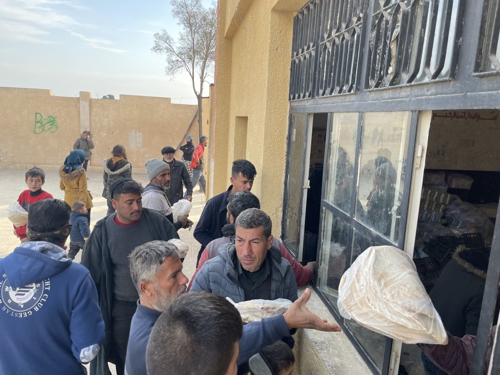 Für 300.000 Vertriebene, die in NOS Schutz vor Krieg und Verfolgung gefunden haben:

➡Krise durch anhaltende türkische Luftangriffe auf kritische zivile Infrastruktur
➡️Koordinierende Rolle von US-NGO's bedroht auch humanitäre Programme, die anders finanziert sind

/4