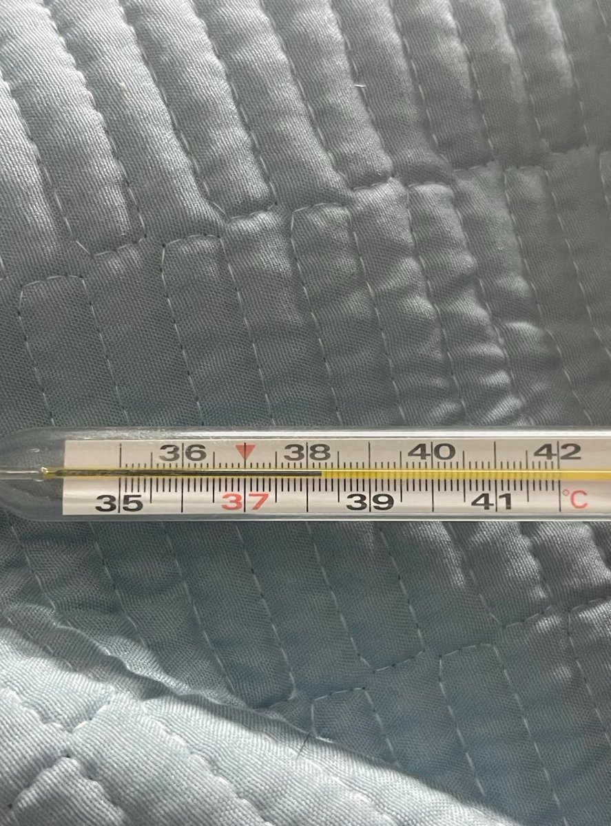 Lying027's tweet photo. 大过年发烧了..好难受😣想吃点补的
我傲娇 生病也要漂漂亮亮的😭 https://t.co/jcJxpilu2O