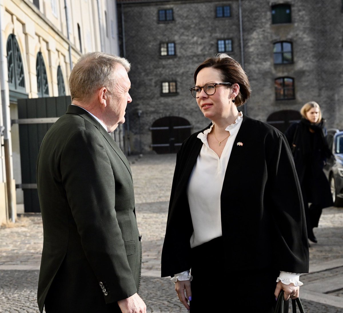 UM <a href="/larsloekke/">Lars Løkke Rasmussen</a>:”Första besök av min nära svenska kollega <a href="/MariaStenergard/">Maria M Stenergard</a> dagen efter den på alla sätt olyckliga skolskjutningen i Örebro. Förmedlade mina djupaste kondoleanser &amp; sympati till det svenska folket. Sverige &amp; Danmark är nära allierade i en fortsatt mer osäker värld.”