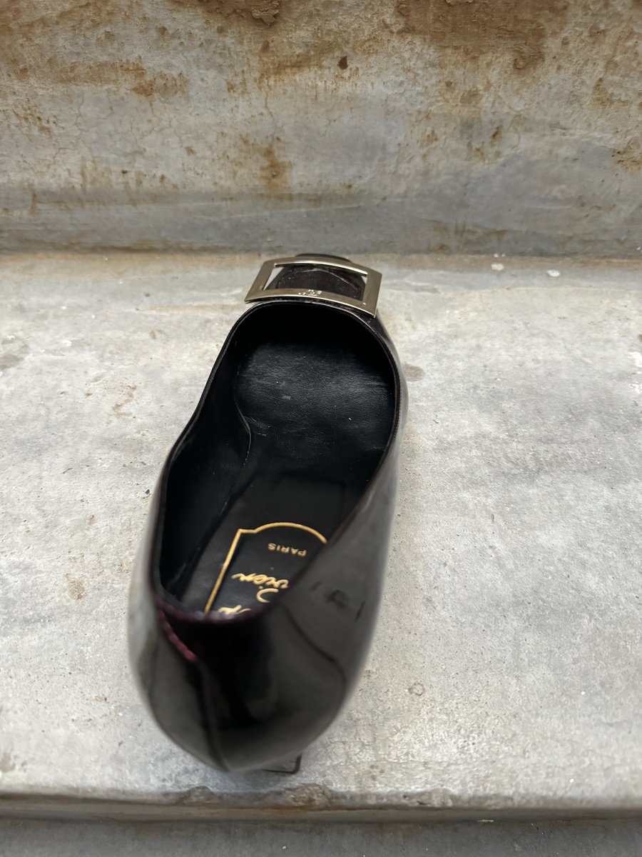 quentin866914's tweet photo. 过年到处爆顶级装备，居然让我找到了心心念念的rv，正版的皮确实硬，给她抹匀期待下次。纪念扫到的第三双大牌。 
 #扫楼 #打胶 #射鞋 #骚鞋 #高跟鞋 #精液 https://t.co/vpPNY7etoo