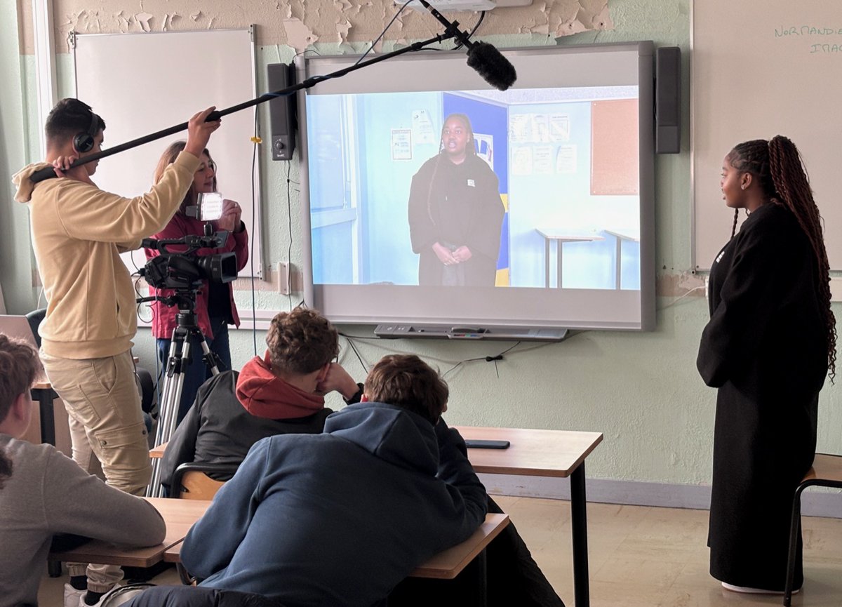 Dans le cadre du Projet Lycéens et Apprentis au cinéma, les 1TMA et les 1ERA ont participé à un atelier de Casting Normandie Images animé par Nicolas Losardo et Nathalie Tocques. Cet atelier nous apprenait comment se déroule un casting et comment y postuler. Succès garanti!