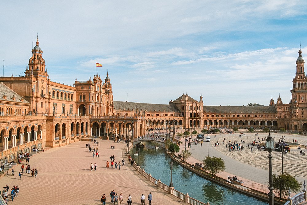 routesonline's tweet photo. A destination where beauty exists on every corner. #RoutesEurope 2025 delegates can immerse themselves in the thrill of #Seville from breath-taking monuments to charming markets with deep rooted history. See what awaits you: https://t.co/0t6SCIj2Iy

#RouteDevelopment #Aviation https://t.co/pJwncCeUIy