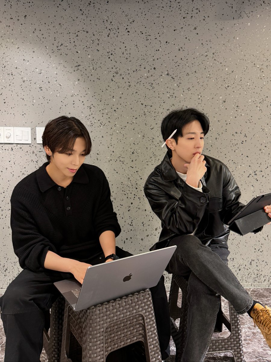 hellolivetv's tweet photo. 2025 #SEVENUS：On Air Night with #희아라🪽

🔔D-3
오늘부터 헬로라이브 디데이 카운트 시작!⏰
On Air Night 콘서트를 기다리고 있는 희아라를 위해
#세븐어스 로부터 사진이 도착했어요!

우리의 세븐어스는 과연 무얼 하는 중이었을까요?👀
🇰🇷https://t.co/a9UVFBruSz
🌐https://t.co/ztsd01gfTR