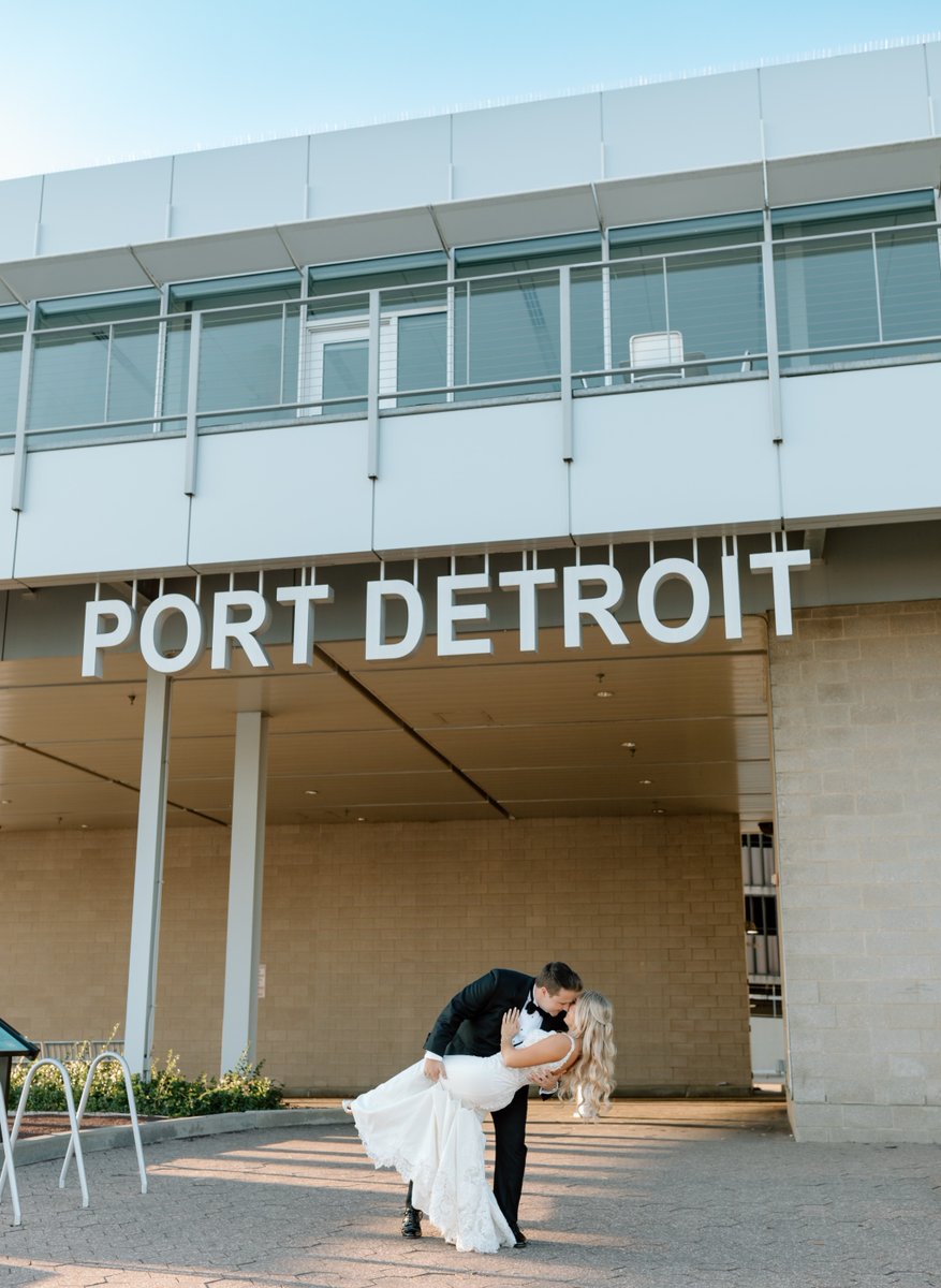 A dip, kiss, and forever kind of love 💕 February is the month of love, and we’re here for all the magical moments like this one.

📸: @cassadylphotography