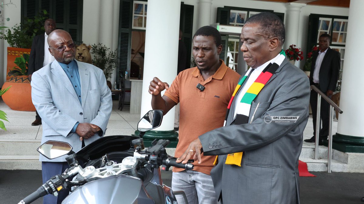 28 Janvier 2025 | Harare - Zimbabwe | S.E. Le Président <a href="/edmnangagwa/">President of Zimbabwe</a> prend du temps pendant son congé pour rencontrer l’inventeur zimbabwéen, Maxwell Chikumbutso, à la State House.  

Chikumbutso a mis au point une technologie révolutionnaire qui utilise les ondes radio pour