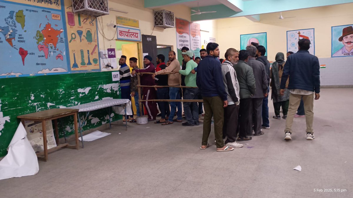 election_north's tweet photo. Enthusiasm of  Voters is evident from the Queue  outside  PS  in AC 15 Shakur Basti,  District North. They are waiting patiently for their turn to cast vote.
#InclusiveVoting #ProudVoters #DelhiElection2025 #DoVote
@CeodelhiOffice
@ECISVEEP https://t.co/jJS6YqzbbG