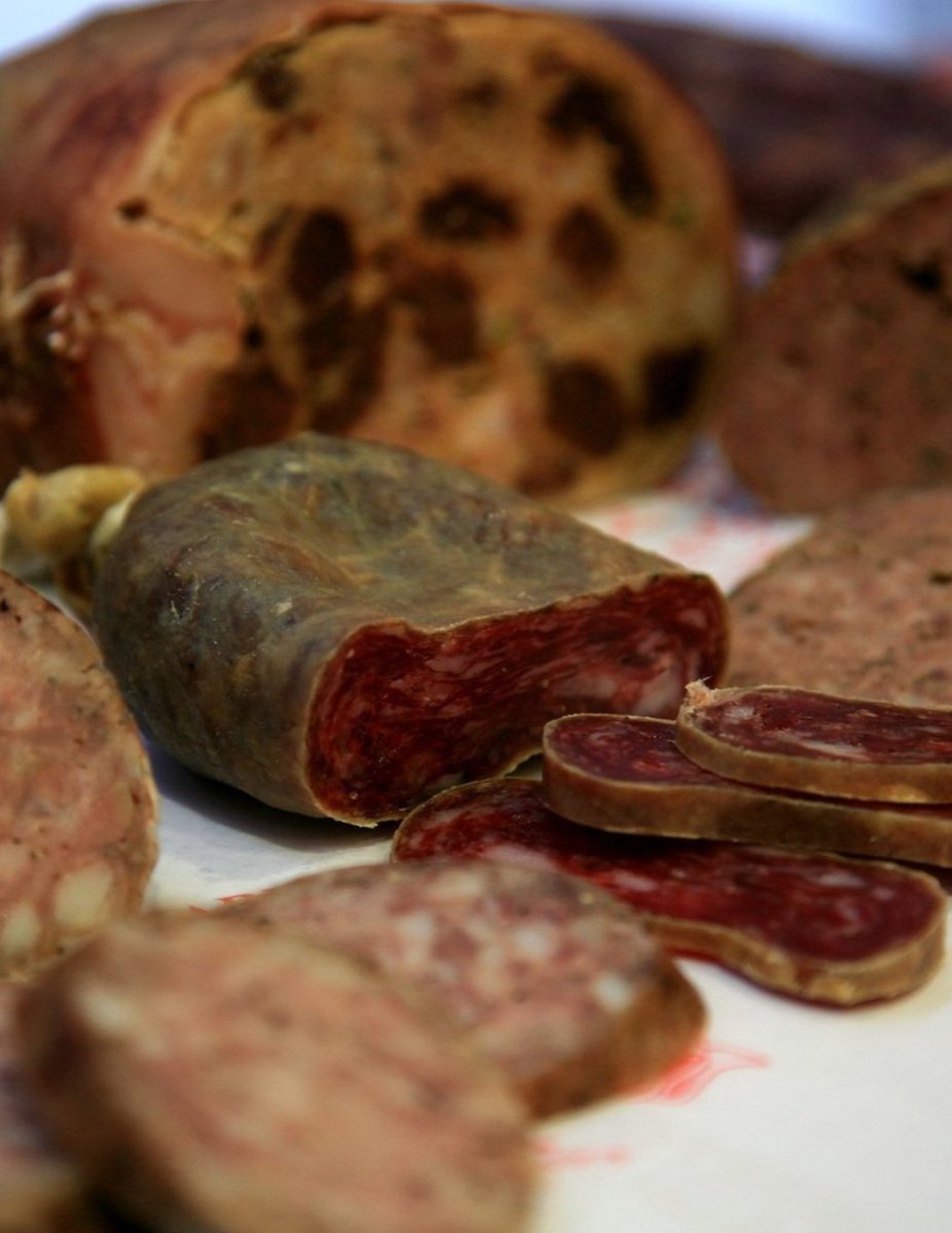 📌El @pallarssobira.tourism amaga milers de secrets culinaris que et deixaran salivant. Els seus #embotits i #formatges d'elaboració local i #artesanal són una delícia.

👉Entra a gastroteca.cat i descobreix els #mercats a #pagès on comprar producte del #PallarsSobirà.