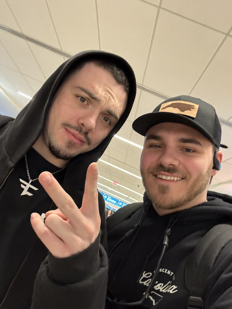 mcvan10's tweet photo. @FaZeAdapt @LacyHimself Cool seein ya @FaZeAdapt good luck with the charger https://t.co/9Qit3jwnZE