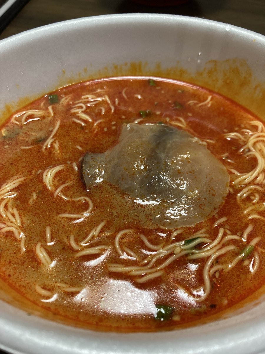 zip_mama's tweet photo. 今日は激辛豚骨食べましたΨ( 'ч' ☆)
カップ麺では見た事のない細麺に歓喜😭♡そして、辛いもの好き界隈にとっては最高のラーメン♡辛ラーメンよりもコクがあってめちゃくちゃ美味しかったです♡〆にリゾットもオススメです♡
 #エガちゃんねる
 #あたおか https://t.co/q8ryp7DzuG