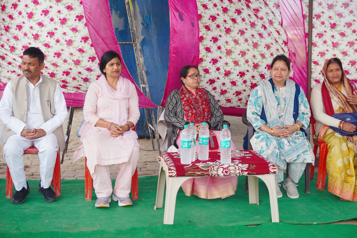 फर्रुखाबाद के चौरसिया मझौला में जन अधिकार पार्टी के नेतृत्व में चलाए जा रहे #भाईचारा_बनाओ_यात्रा में शामिल हुआ, जहां लोगों को संबोधित करते हुए PDA प्रत्याशी के पक्ष में वोट देने की अपील की। साथ में जन अधिकार पार्टी की राष्ट्रीय अध्यक्ष श्रीमती शिवकन्या कुशवाहा जी भी मौजूद रहीं।