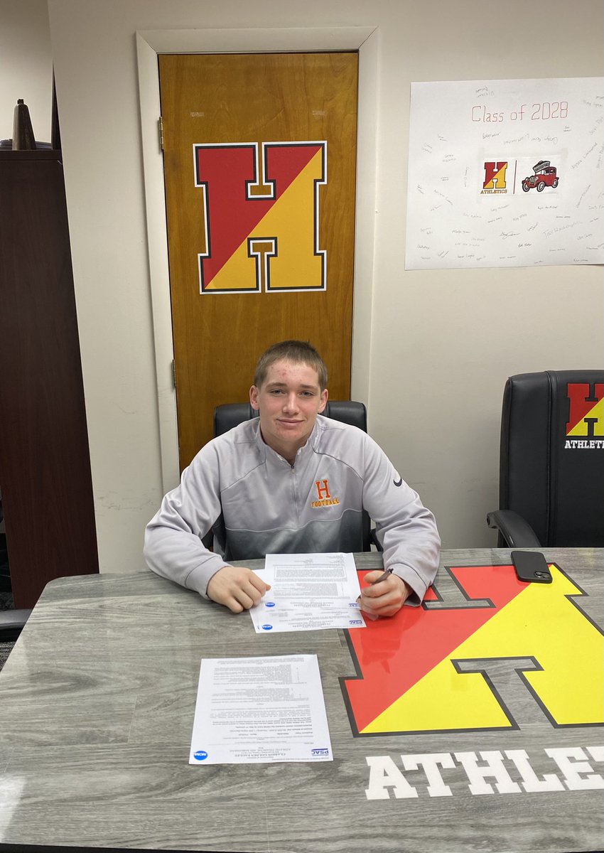 National Signing Day! Congrats to Will Hulea for signing his letter of intent to <a href="/ClarionFootball/">Clarion Football</a> #HPRIDE #BFT <a href="/HuleaWilliam/">William Hulea</a>