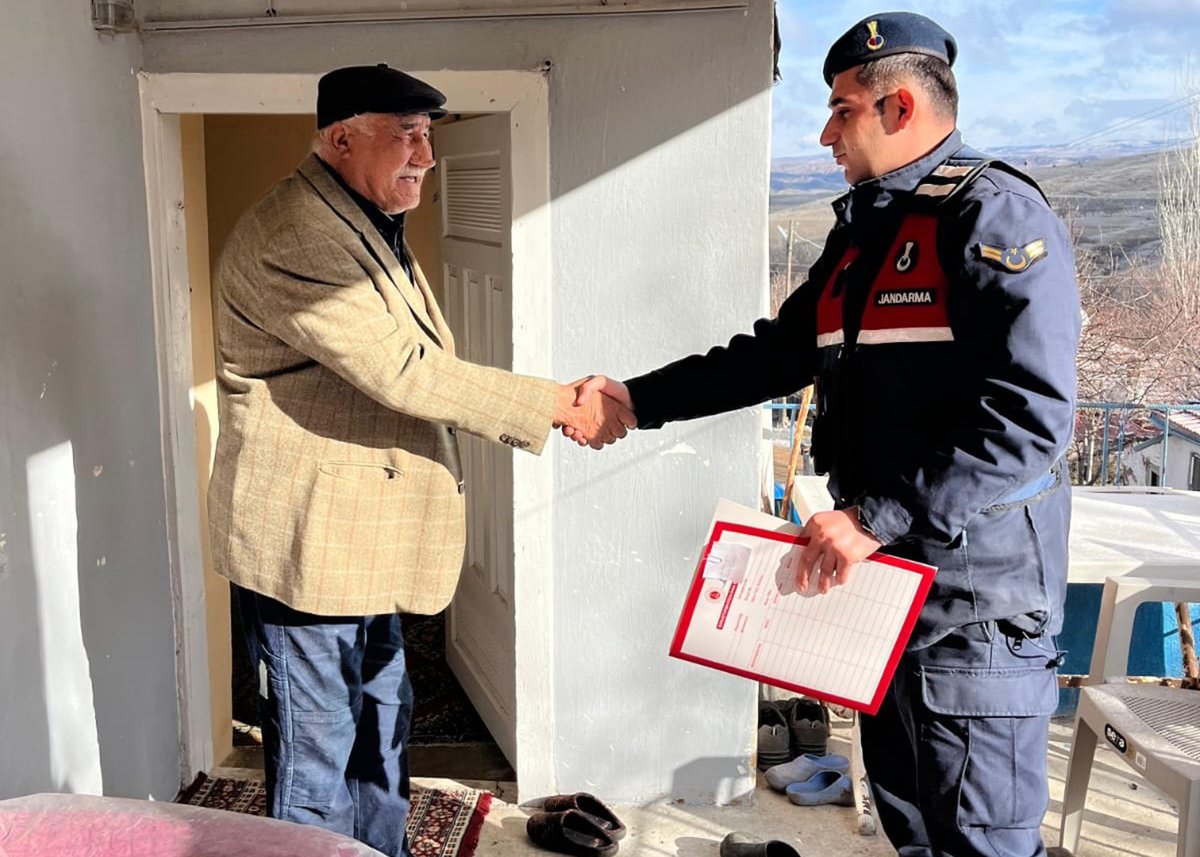 kirsehrjandarma's tweet photo. Meydana gelebilecek asayiş olaylarına karşı vatandaşlarımızı bilgilendirme faaliyetlerimiz aralıksız devam etmektedir.
📍Akpınar, Çiçekdağı https://t.co/ogfswZlF6U
