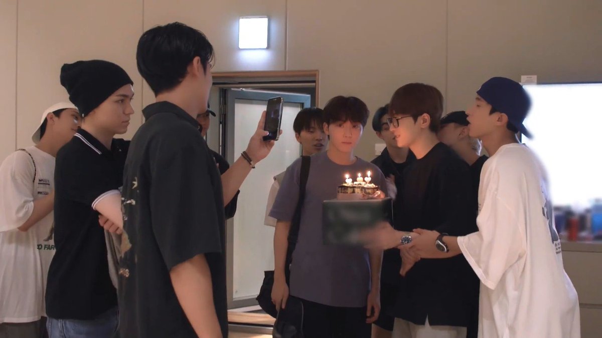 wonsgiggles's tweet photo. mingyu and his favorite muse 📸 https://t.co/tk9RLXQFiP