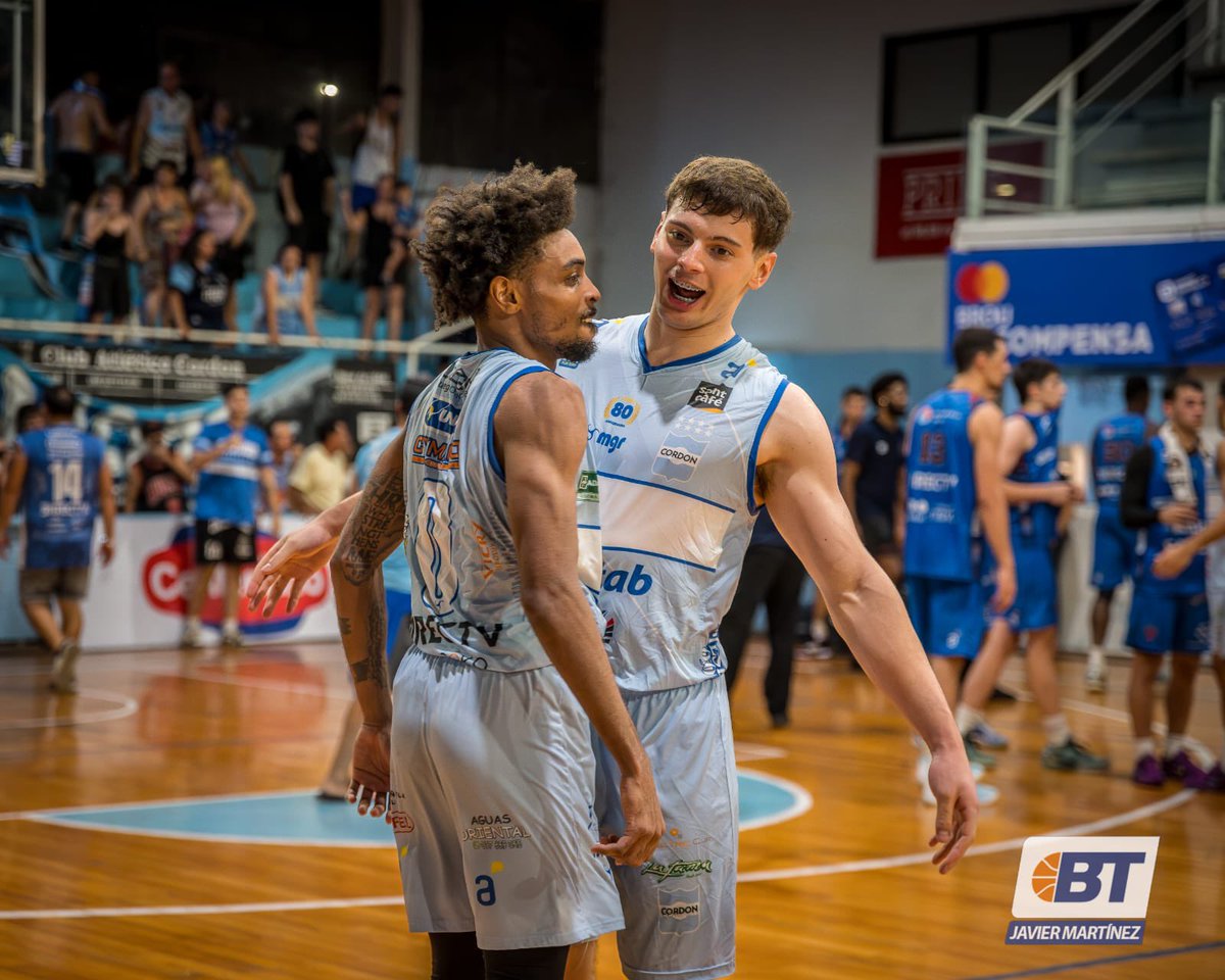 BasquetTotal's tweet photo. #LUBxBT | DESHONMELO A MÍ

Con un rendimiento descomunal y un doble en la hora de Deshone Hicks, Cordón venció a Biguá y sumó un punto importantísimo en la aspiración de meterse entre los seis de arriba.

📝@Brianrz2000
📸@KbzaJavier 

👉https://t.co/Ubv8k9iVe6 https://t.co/VIpDZ0apfk